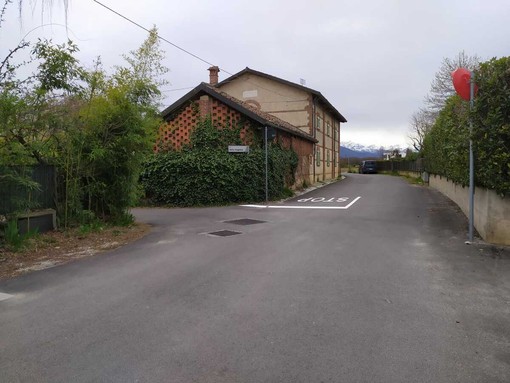 Lo stop posizionato su via Chiri all'incrocio con via Magnina