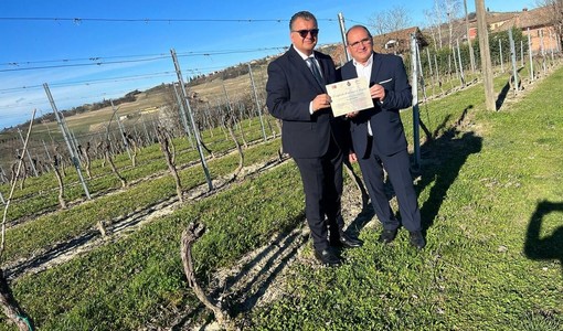 Daniele Sobrero con Carlo Mancuso, sindaco di Castagnole Lanze, in occasione di "Adotta un filare"