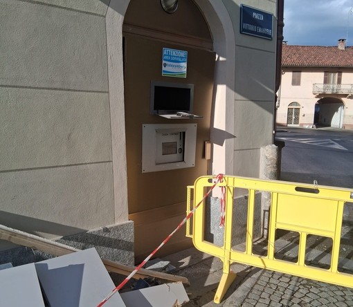 Il bancomat scardinato in piazza Vittorio Emanuele, pieno centro Il bancomat scardinato in piazza Vittorio Emanuele, pieno centro
