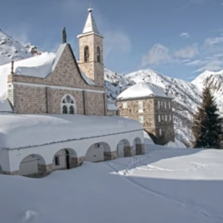 Lo spettacolo del Santuario di Vinadio, sommerso dalla neve