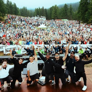 Francesco Gabbani conquista Sampeyre a piedi tra i fan e la natura