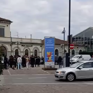 Rissa ai giardini della stazione di Bra: quattro denunciati