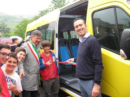 Santo Stefano Belbo: inaugurato il nuovo scuolabus