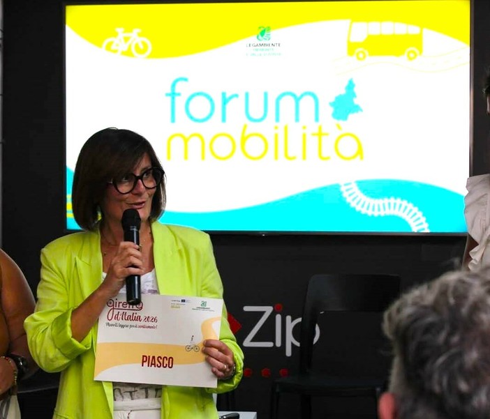 Stefania Dalmasso, sindaca di Piasco, ritira il riconoscimento a Torino Stefania Dalmasso, sindaca di Piasco, ritira il riconoscimento a Torino