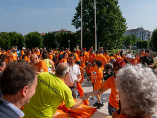 Alba: volontari in partenza dal Palazzo Mostre e Congressi Alba: volontari in partenza dal Palazzo Mostre e Congressi