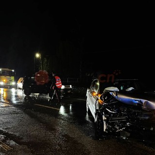Scontro tra due auto a Genola ieri sera in via Roma Scontro tra due auto a Genola ieri sera in via Roma