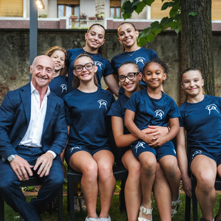 Il campione olimpico Jury Chechi con un gruppo di atlete della Cuneo Ginnastica Il campione olimpico Jury Chechi con un gruppo di atlete della Cuneo Ginnastica