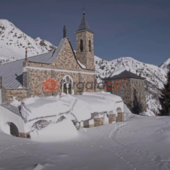 Dalle webcam live di iGate, il momento in cui la neve cade dal tetto del Santuario di Sant'Anna di Vinadio