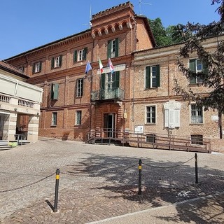 La piazza davanti al municipio di Sommariva del Bosco