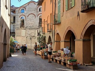 Saluzzo, il “Mercà dle fomne” del sabato in via Volta Saluzzo, il “Mercà dle fomne” del sabato in via Volta