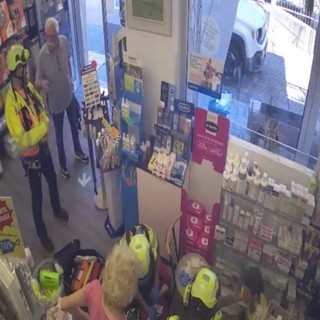 Un'immagine dalle telecamere interne della farmacia Denina