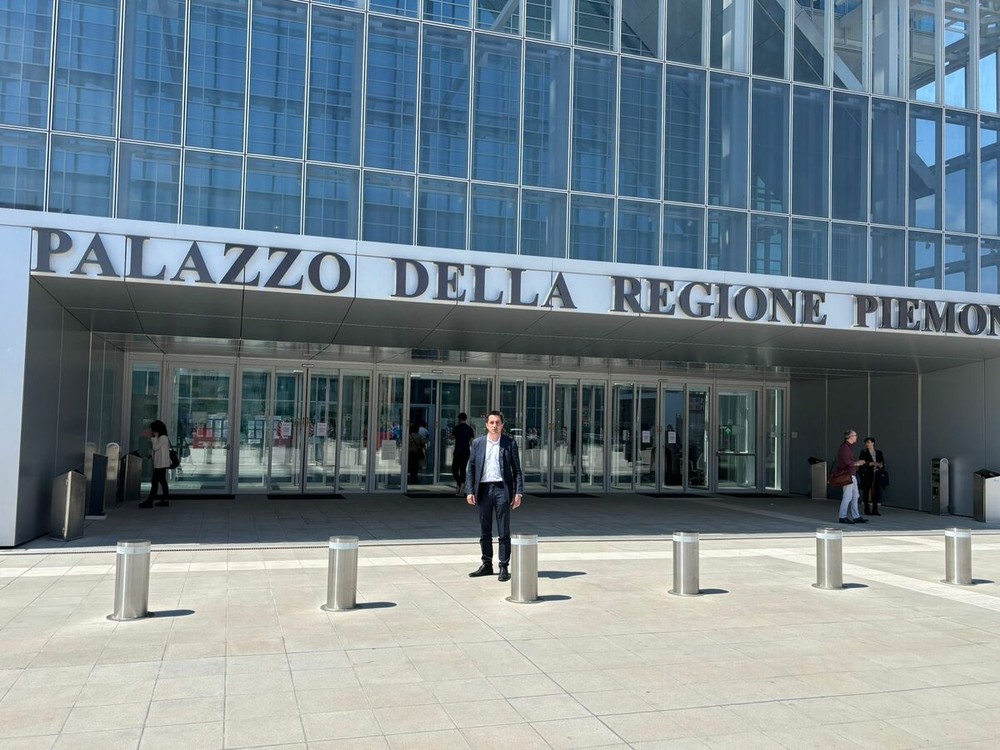 Il sindaco Giordana davanti al grattacielo della Regione