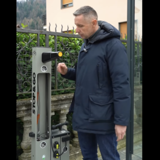 Il sindaco mentre mostra i danni alla torretta di riparazione delle bici