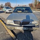 A Savigliano un “self made man” dell’auto reinventa il Codice della Strada: la targa di legno