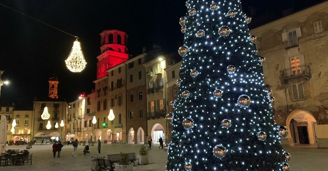 Piazza Santarosa a Savigliano con le luminarie natalizie