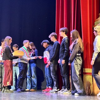 Alba accoglie i neo maggiorenni con la consegna della Costituzione Alba accoglie i neo maggiorenni con la consegna della Costituzione