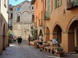 Saluzzo, il “Mercà dle fomne” del sabato in via Volta Saluzzo, il “Mercà dle fomne” del sabato in via Volta