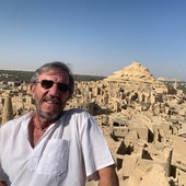 L'egittofilo Sandro Trucco durante una visita in Egitto L'egittofilo Sandro Trucco durante una visita in Egitto