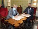 La firma dell'affidamento tra il sindaco albese Carlo Bo, a sinistra, e Andrea Perusin, direttore regionale Piemonte Sud e Liguria di Intesa Sanpaolo