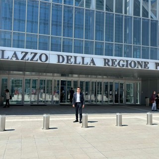 Il sindaco Giordana davanti al grattacielo della Regione