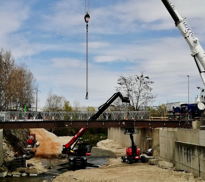 I lavori di posa del nuovo ponte di via Alba