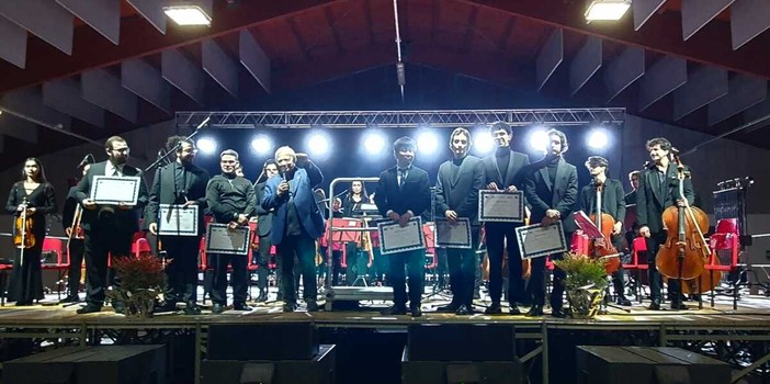 I sette nuovi direttori d'orchestra con il maestro Donato Renzetti I sette nuovi direttori d'orchestra con il maestro Donato Renzetti