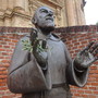 La statua di san Pio collocata all'esterno della chiesa di Santa Maria degli Angeli, a Bra La statua di san Pio collocata all'esterno della chiesa di Santa Maria degli Angeli, a Bra