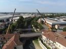 L'installazione della nuova passerella ciclopedonale a fianco del ponte sul Mellea di via Alba che sarà abbattuto e poi ricostruito L'installazione della nuova passerella ciclopedonale a fianco del ponte sul Mellea di via Alba che sarà abbattuto e poi ricostruito