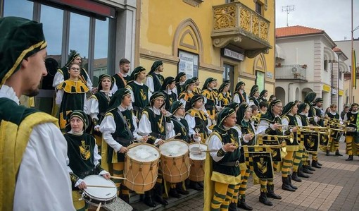 Da Alba alla Bergamasca, gli Sbandieratori e musici del Borgo Moretta al compleanno del Palio degli Asini Da Alba alla Bergamasca, gli Sbandieratori e musici del Borgo Moretta al compleanno del Palio degli Asini