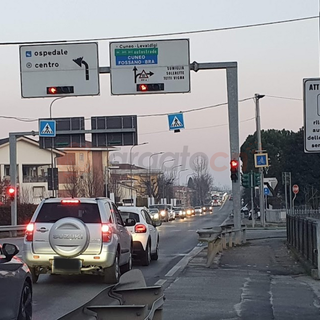 Le code al semaforo di via Liguria a Savigliano