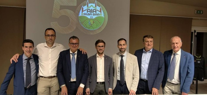 Foto di gruppo, da sx Mario Delli Calici (vice presidente AIA Alba-Bra), Davide Tibaldi (Ass. Sport Comune di Alba), Daniele Sobrero (Consigliere regionale Piemonte), Alberto Gatto (Sindaco di Alba), Fabio Cassella (Presidente AIA Alba-Bra), Paolo Calcagno (Presidente Comitato Piemonte-Valle d'Aosta AIA), Pier Giorgio Alesso (Presidente onorario AIA Alba-Bra) Foto di gruppo, da sx Mario Delli Calici (vice presidente AIA Alba-Bra), Davide Tibaldi (Ass. Sport Comune di Alba), Daniele Sobrero (Consigliere regionale Piemonte), Alberto Gatto (Sindaco di Alba), Fabio Cassella (Presidente AIA Alba-Bra), Paolo Calcagno (Presidente Comitato Piemonte-Valle d'Aosta AIA), Pier Giorgio Alesso (Presidente onorario AIA Alba-Bra)