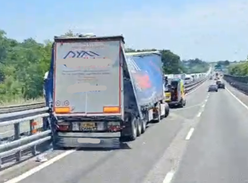 Disagi sull'A21, un tir ha perso il carico sulla carreggiata [VIDEO]