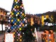 Un'immagine d'archivio dell'albero di Natale di Santa Vittoria d'Alba, che quest'anno verrà arricchito di nuove decorazioni