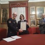 Saluzzo, la consegna della onorificenza regionale per i 35 anni di servizio nella Polizia locale a Maria Grazia Pallo da parte del comandante Fulvio Senestro