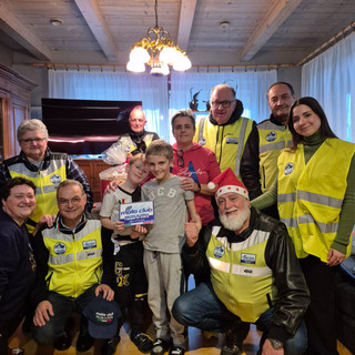 Il moto club della Polizia dona pannolini e doni alla Sacra Famiglia di Sant'Albano Stura