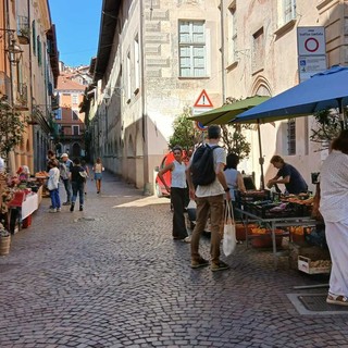 Saluzzo, il “Mercà dle fomne”  del sabato in via Volta