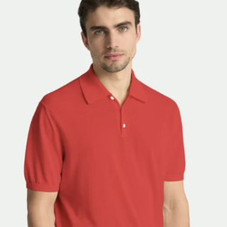 Come lavare e conservare la polo in maglia senza comprometterne la forma