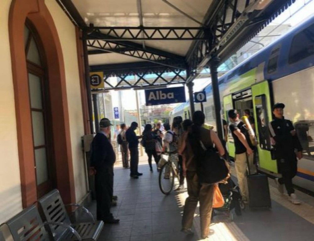 Ritardi, guasti e aria condizionata ko: continuano le criticità sulla linea ferroviaria Alba-Torino Ritardi, guasti e aria condizionata ko: continuano le criticità sulla linea ferroviaria Alba-Torino
