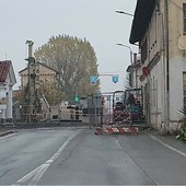 I lavori per il nuovo ponte di via Alba, sul torrente Mellea, si protrarranno fino alla primavera