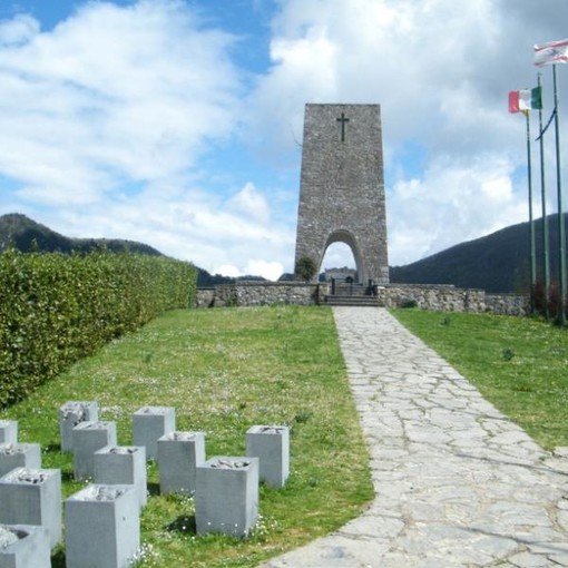Il monumento ai Caduti di Sant'Anna di Stazzema, luogo dell'eccidio nazista dell'agosto 1944 (Ph. VisitTuscany)