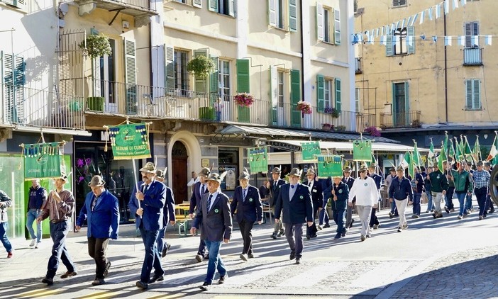 Saluzzo, un momento della sfilata del Gruppo Aosta nel raduno 2025 Saluzzo, un momento della sfilata del Gruppo Aosta nel raduno 2025
