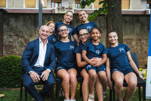 Il campione olimpico Jury Chechi con un gruppo di atlete della Cuneo Ginnastica Il campione olimpico Jury Chechi con un gruppo di atlete della Cuneo Ginnastica