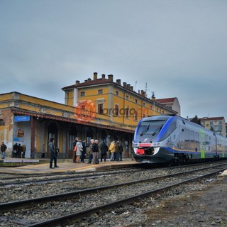 Saluzzo, stazione ferroviaria con treno (dicembre 2018)