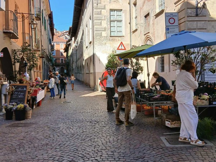 Saluzzo, il “Mercà dle fomne” del sabato in via Volta Saluzzo, il “Mercà dle fomne” del sabato in via Volta