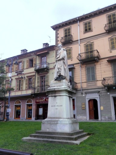 Saluzzo, statua di Silvio Pellico