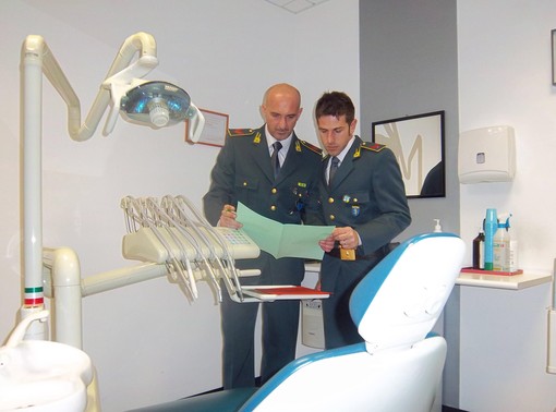 Studi dentistici abusivi ad Alba e Grinzane Cavour. Denunciate 6 persone Studi dentistici abusivi ad Alba e Grinzane Cavour. Denunciate 6 persone