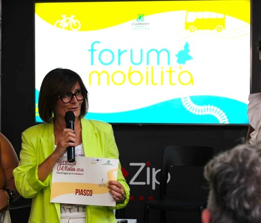 Stefania Dalmasso, sindaca di Piasco, ritira il riconoscimento a Torino Stefania Dalmasso, sindaca di Piasco, ritira il riconoscimento a Torino