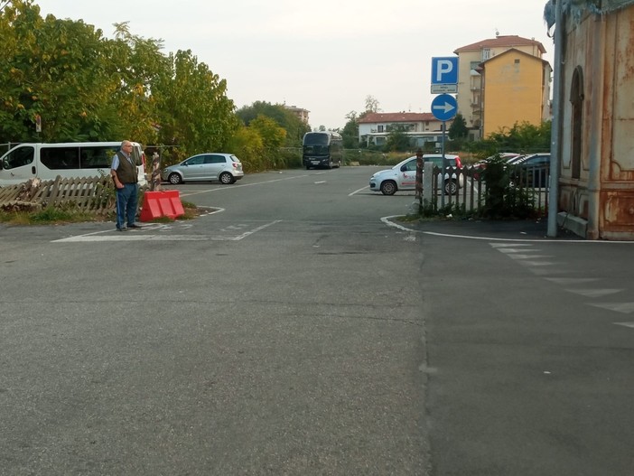 L'area a lato stazione dove è stato ipotizzato il Movicentro L'area a lato stazione dove è stato ipotizzato il Movicentro