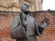 La statua di san Pio collocata all'esterno della chiesa di Santa Maria degli Angeli, a Bra La statua di san Pio collocata all'esterno della chiesa di Santa Maria degli Angeli, a Bra