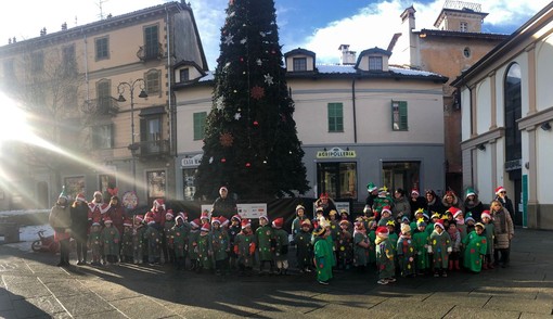 Gli auguri natalizi dai bambini della Scuola dell'Infanzia M. L. Alessi di Saluzzo